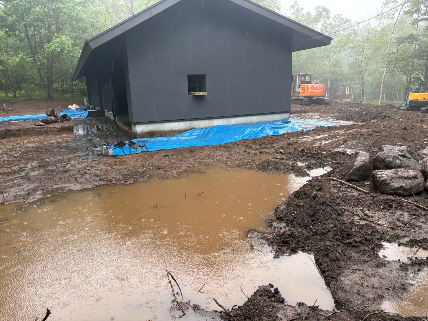 雨天で水が溜まった敷地
